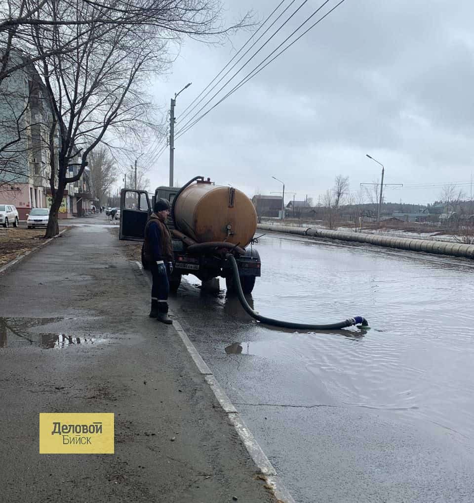 Сегодня в Бийске водители маршрута № 77 отказались выходить на рейсы из-за  лужи на Социалистической | Последние новости Бийска и Алтайского края