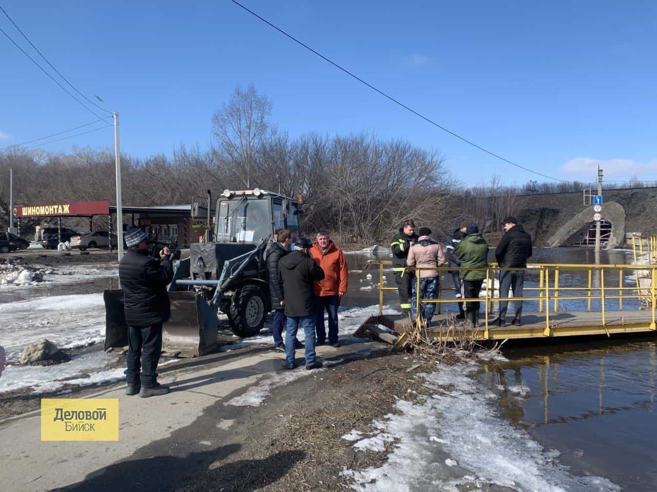 Сегодня в Бийске возводили дамбу на «Голубом Дунае» | Последние новости  Бийска и Алтайского края