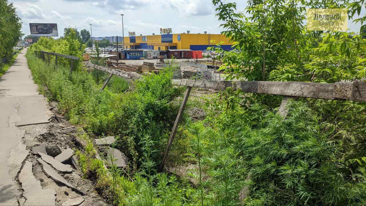 В Бийске разрушается единственный тротуар, соединяющий два микрорайона