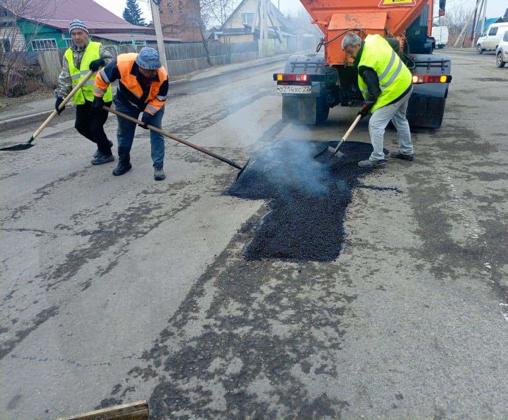 Глава Бийска рассказал, на каких дорогах города проведут локально-ямочный ремонт