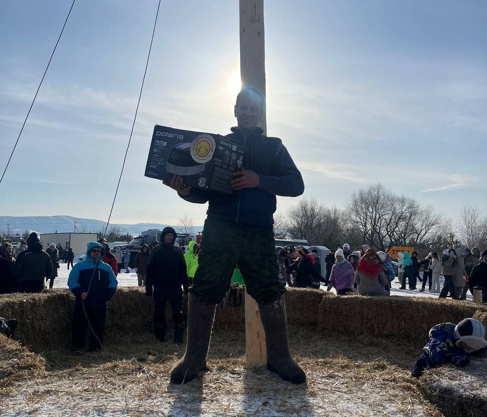 Житель Бийска Александр Бледных в 15-й раз покорил масленичный столб за 30 секунд