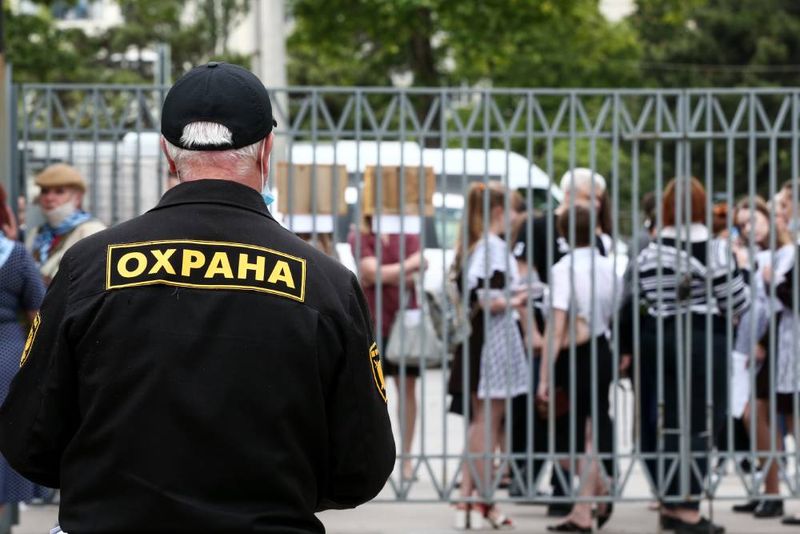 Частные охранники в бийских школах: безопасность детей — приоритет