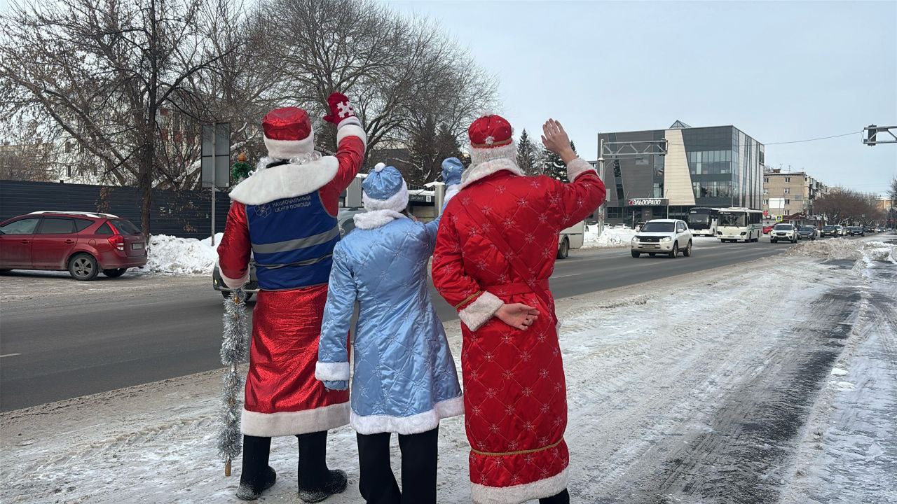 В Бийске "Полицейский Дед Мороз" поздравил водителей с наступающим Новым годом