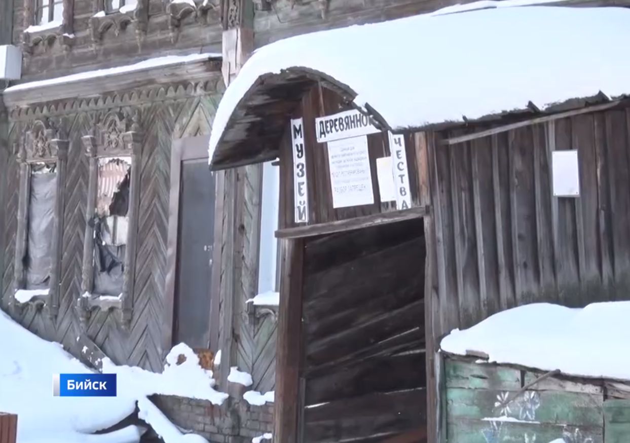 Бийская пенсионерка в одиночку спасает исторический особняк от гибели