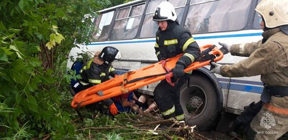 При столкновении автобуса и грузовика пострадали люди