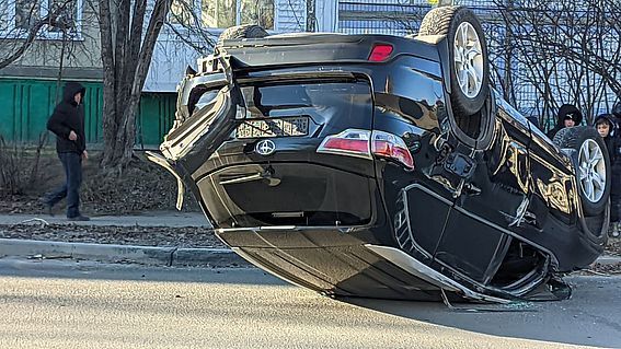 ДТП с перевертыванием автомобиля произошло сегодня в Бийске