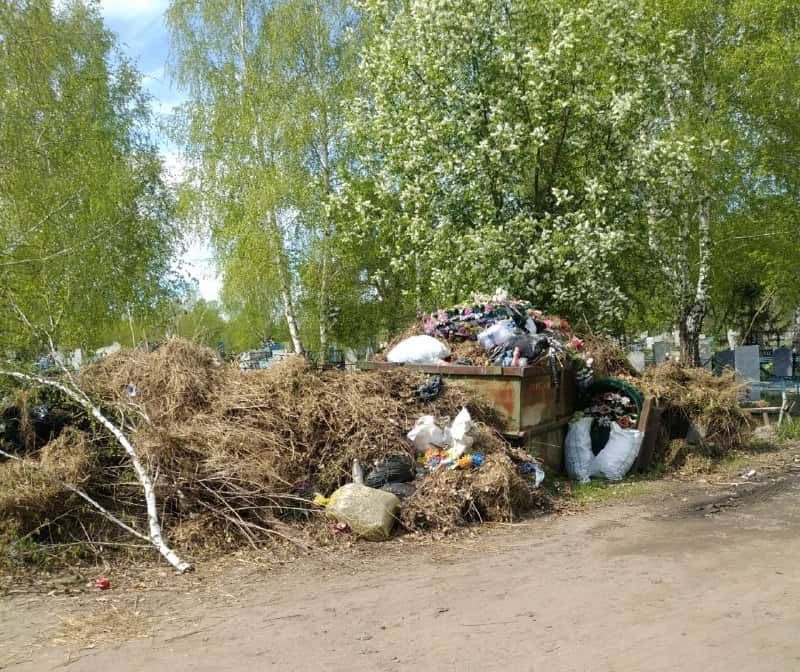 Бийчане жалуются, что кладбища перед Родительским днем завалены мусором