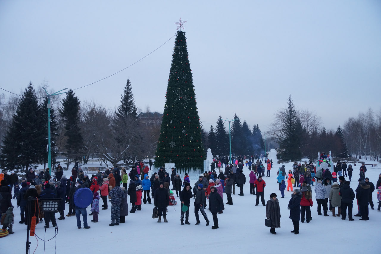 Бийск готовится к Новому году: устанавливают елки и строят горки