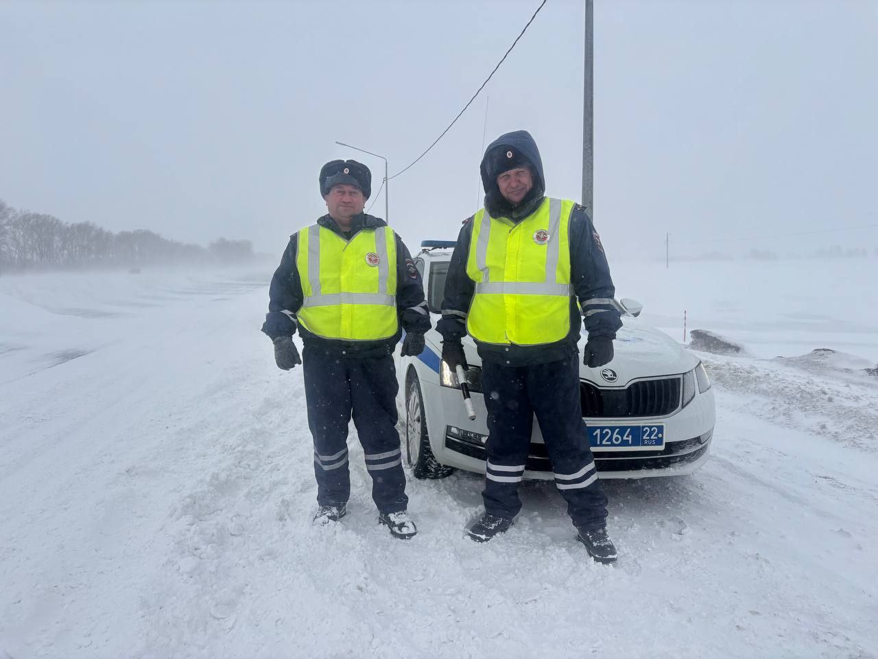 Бийские автоинспекторы вызволили из сугроба автомобиль с девушкой-водителем