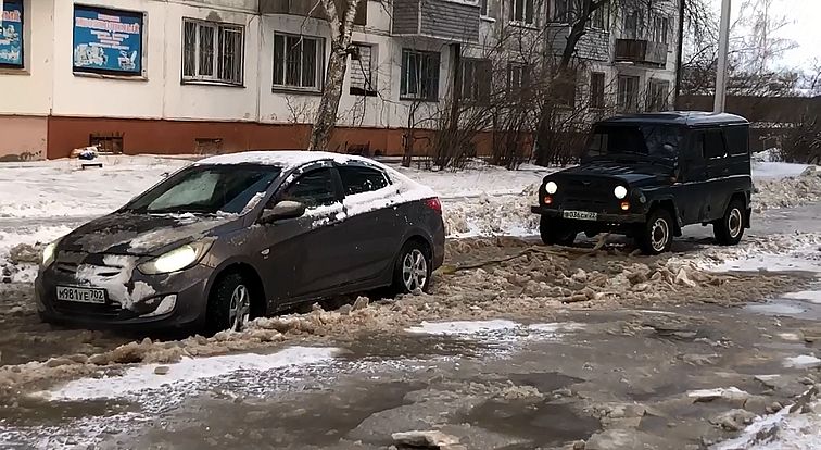 Зачем штрафовали водителей, пытавшихся объехать гигантскую лужу на улице Ленинградской