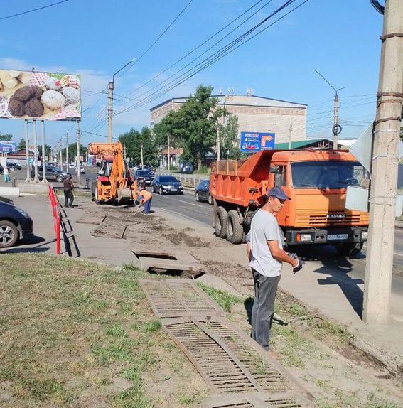 В Бийске силами МУПов проводится чистка ливневой канализации на улице Мерлина