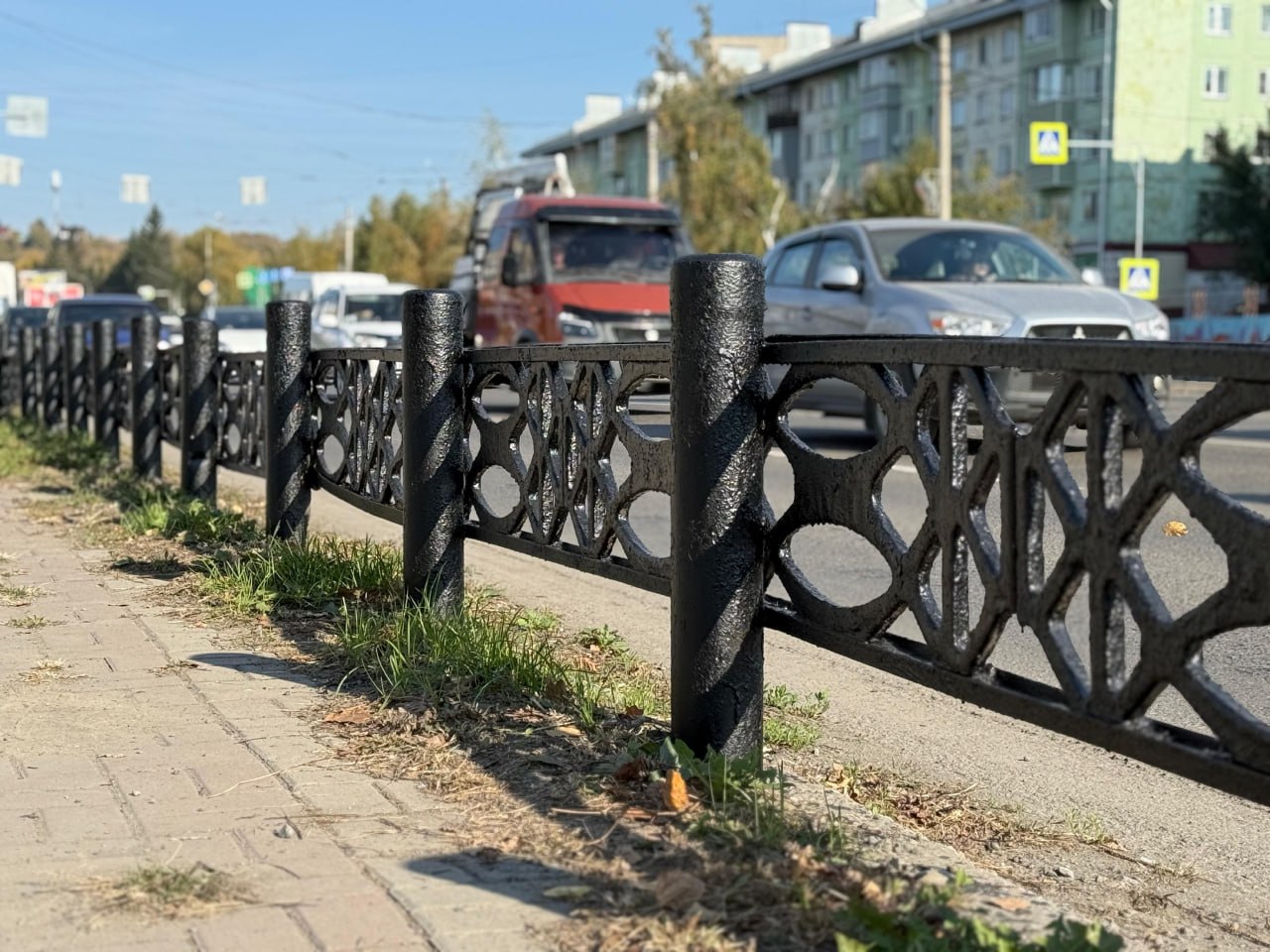 В Бийске привели в порядок ограждения на ключевом гостевом маршруте