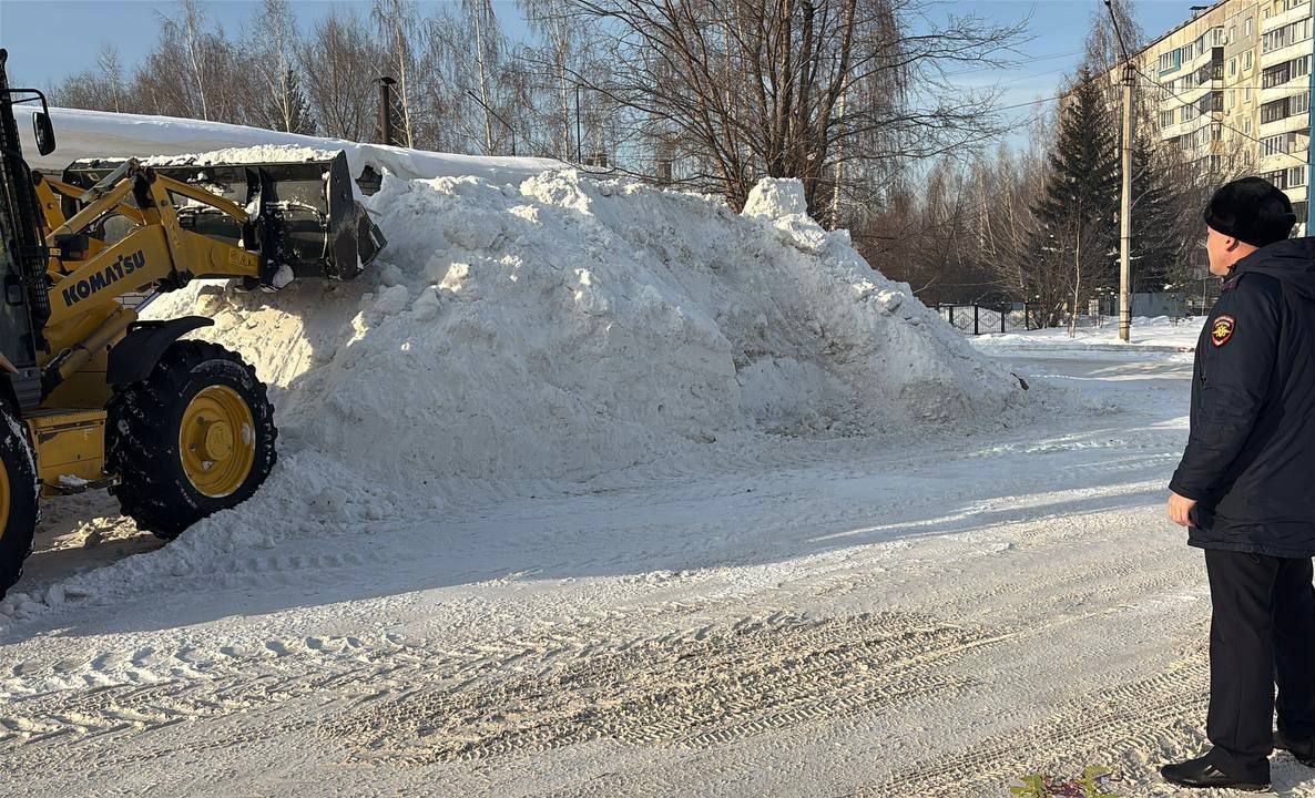 В Приобском районе ликвидирована опасная горка, выходящая на дорогу
