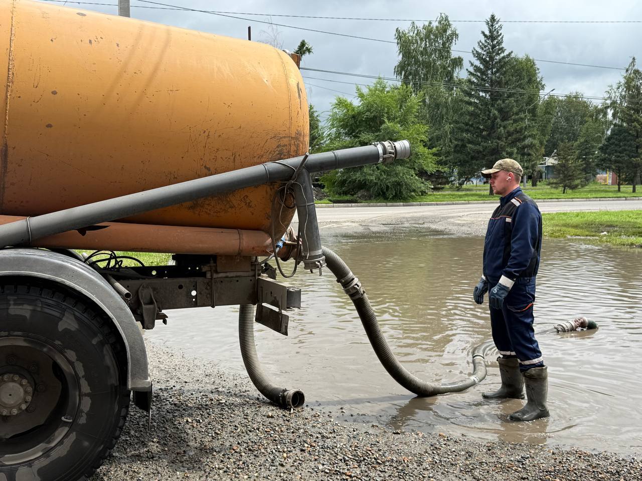 После затяжных ливней утонувший Бийск пытаются спасти откачкой воды