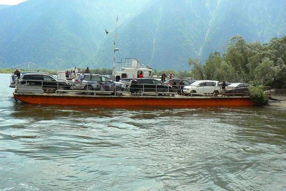 Паром на Телецком озере незаконно перевозил туристов и их автомобили 