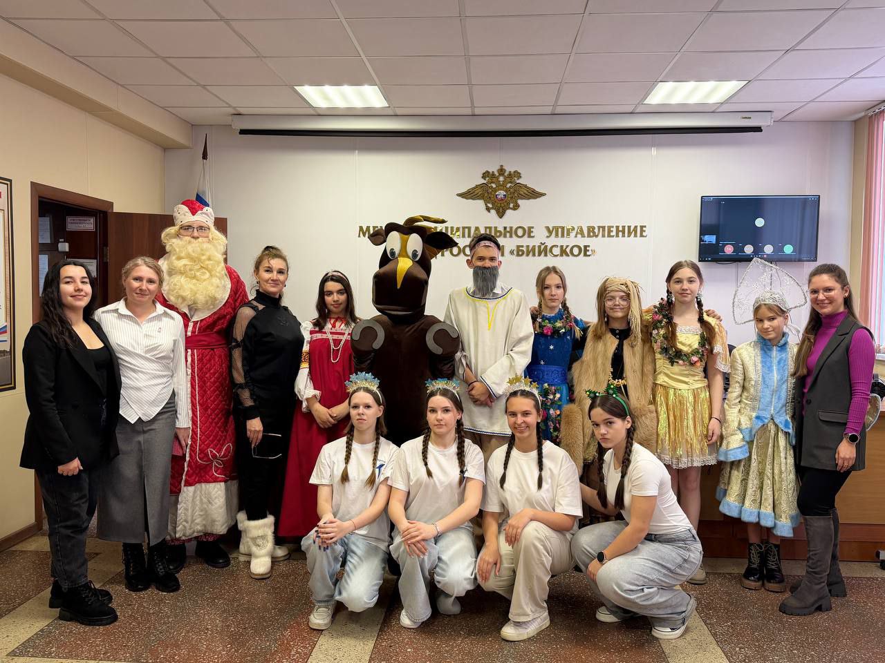 Бийские школьники подарили полицейским новогоднюю сказку