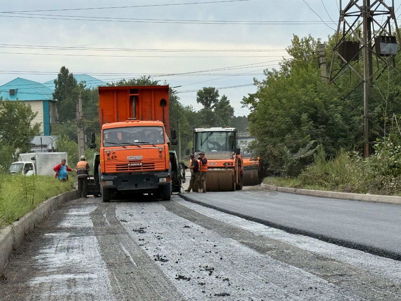 Виктор Щигрев: на трех улицах Бийска ремонт дорог находится в активной фазе