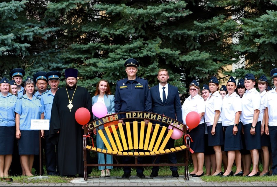 У здания Бийского городского суда приставы установили скамью примирения