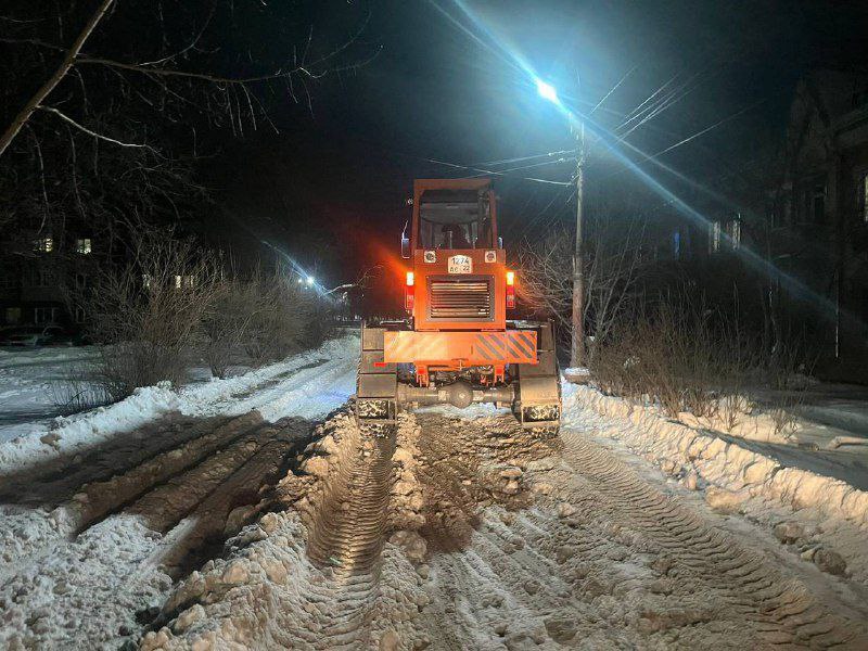 В Бийске дорожники усилили работу по уборке снега