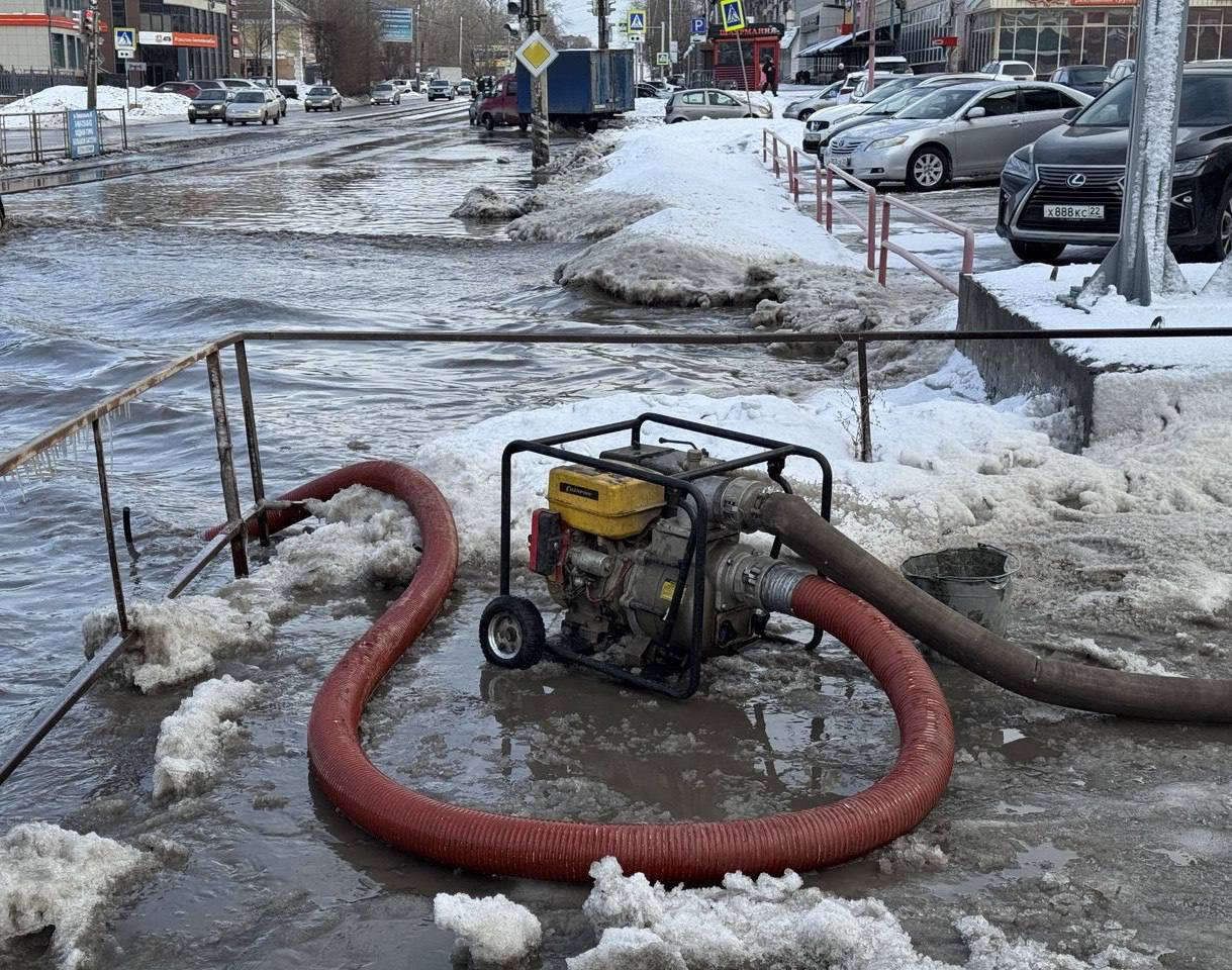Город борется с последствиями активного снеготаяния