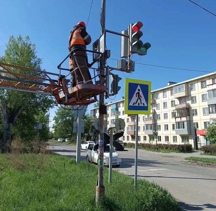  На выезде из поселка Котельщиков введен в эксплуатацию новый светофор