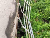 На улице Угольной на мосту упало ограждение