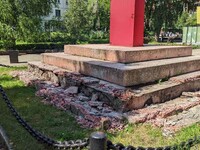 В Бийске начали ремонт мемориала в честь 30-летия Победы в ВОВ