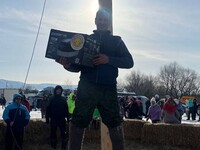 Житель Бийска Александр Бледных в 15-й раз покорил масленичный столб за 30 секунд