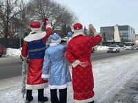 В Бийске "Полицейский Дед Мороз" поздравил водителей с наступающим Новым годом