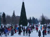 Бийск готовится к Новому году: устанавливают елки и строят горки