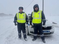 Бийские автоинспекторы вызволили из сугроба автомобиль с девушкой-водителем