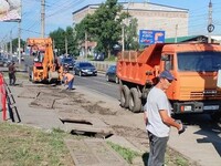 В Бийске силами МУПов проводится чистка ливневой канализации на улице Мерлина