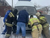 Пожарные Бийска вызволили скорую из снежного плена