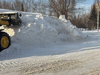 В Приобском районе ликвидирована опасная горка, выходящая на дорогу