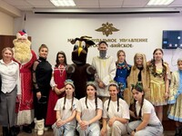 Бийские школьники подарили полицейским новогоднюю сказку