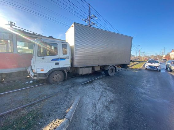 На улице Васильева грузовик и трамвай не поделили дорогу