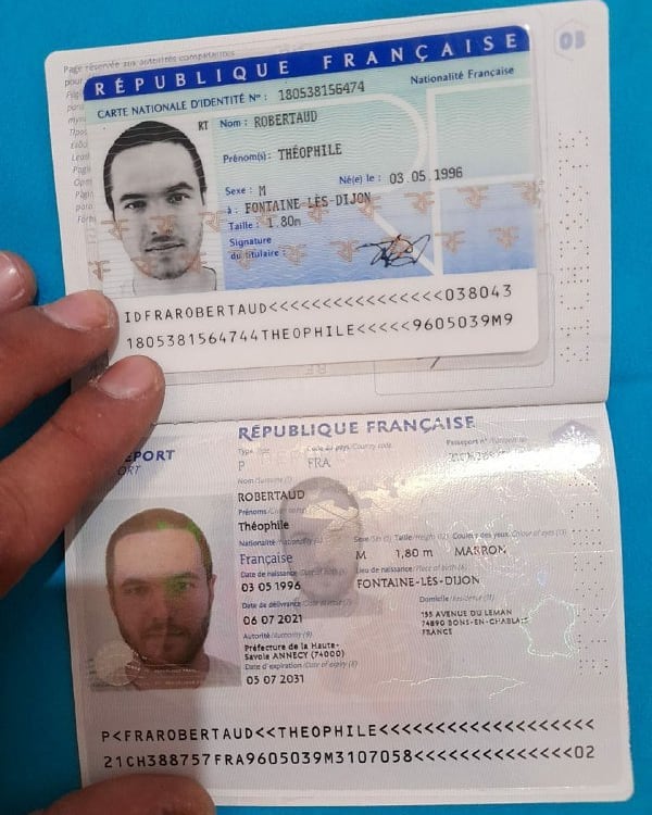 Фотография: Passports,Drivers Licenses,ID Cards,